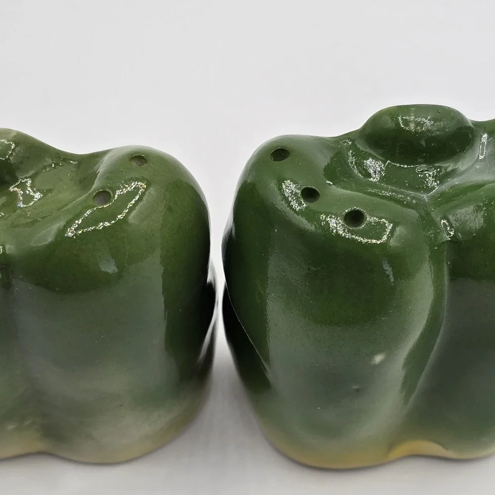 Vtg Whole Halved Green Bell Pepper Salt and Pepper Shakers‎ Ceramic Mcm Kitschy